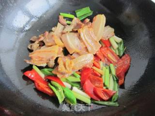 双椒炒腊肉的做法步骤：9