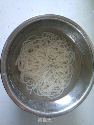 麻辣凉拌米粉的做法步骤：3