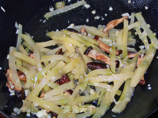 心蓝手制私房菜【菇鲜榨菜条】——冰淇淋流泪（书香恋）的做法步骤：6
