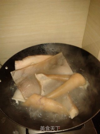 肉皮冻的做法步骤：1