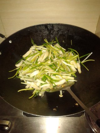 脆皮烧肉炒荞菜的做法步骤：3