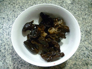 黑木耳猪肚烧排骨的做法步骤：6