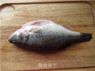 清蒸鲈鱼的做法步骤：1