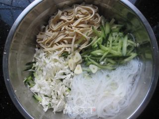 家常凉菜的做法步骤：1