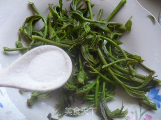 春天时令菜---香椿拌豆腐的做法步骤：2