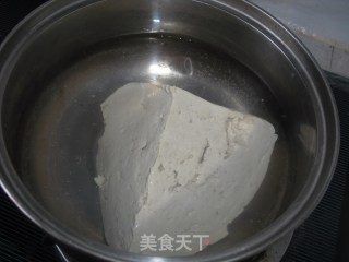 春天时令菜---香椿拌豆腐的做法步骤：3