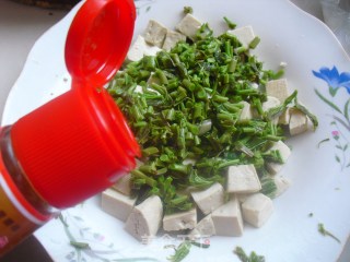 春天时令菜---香椿拌豆腐的做法步骤：6