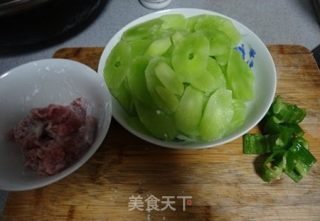 莴苣炒肉的做法步骤：2