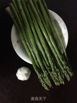 蒜香芦笋的做法步骤：1
