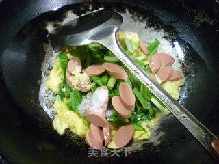 韭菜牛肉肠炒鸡蛋的做法步骤：9
