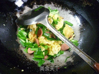 韭菜牛肉肠炒鸡蛋的做法步骤：10