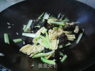 【木耳腐竹炒油菜】---美味小炒勺的做法步骤：8