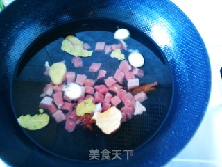 土豆烧牛肉的做法步骤：2
