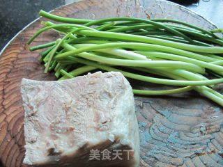 五花肉烧蒜苔的做法步骤：1