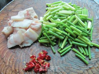 五花肉烧蒜苔的做法步骤：2