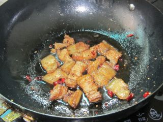 五花肉烧蒜苔的做法步骤：4
