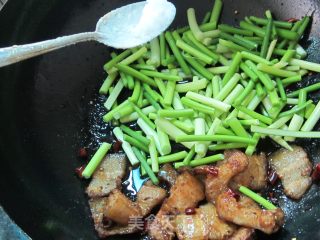 五花肉烧蒜苔的做法步骤：5