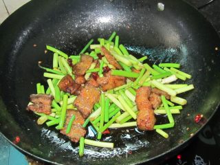 五花肉烧蒜苔的做法步骤：6