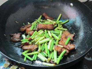 五花肉烧蒜苔的做法步骤：7