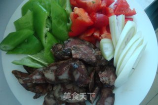 双椒炒香肠的做法步骤：1