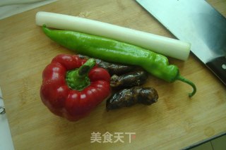 双椒炒香肠的做法步骤：2