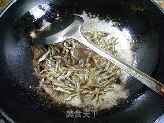 韭菜炒海蜒的做法步骤：8