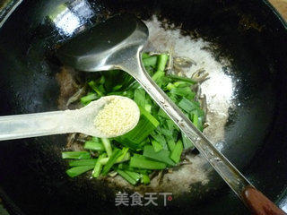 韭菜炒海蜒的做法步骤：9