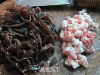 猪肉炒木耳的做法步骤：2