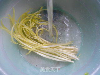 韭菜芽炒香芹的做法步骤：5