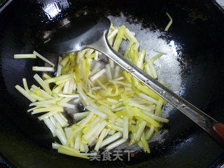 韭菜芽炒香芹的做法步骤：7