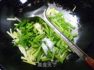 韭菜芽炒香芹的做法步骤：8
