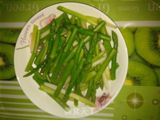 叉烧炒芦笋的做法步骤：3