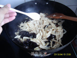 木耳肉片烧腐竹的做法步骤：11