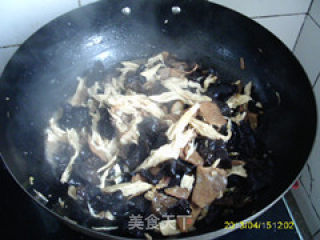 木耳肉片烧腐竹的做法步骤：12