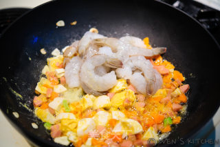咸蛋鲜虾炒饭的做法步骤：3