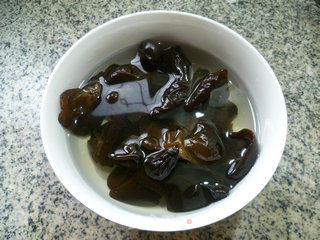 黑木耳牛心菜蹄髈汤的做法步骤：3