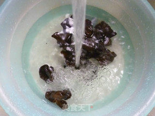 黑木耳牛心菜蹄髈汤的做法步骤：6