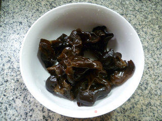 黑木耳牛心菜蹄髈汤的做法步骤：7