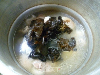 黑木耳牛心菜蹄髈汤的做法步骤：12