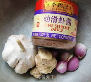 虾酱砂锅爆鲜鱿的做法步骤：2
