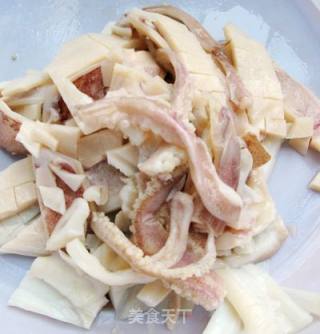 虾酱砂锅爆鲜鱿的做法步骤：4