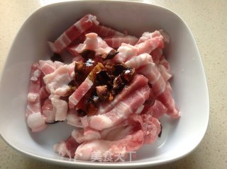肉炒腐竹蒜台的做法步骤：1
