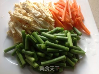 肉炒腐竹蒜台的做法步骤：3