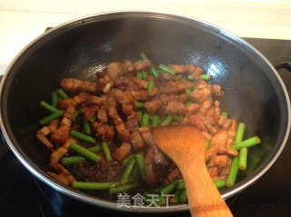 肉炒腐竹蒜台的做法步骤：5