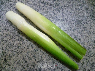 肉末韭菜炒茭白的做法步骤：1