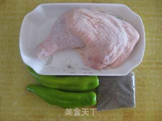 孜然辣椒炒鸡腿的做法步骤：1