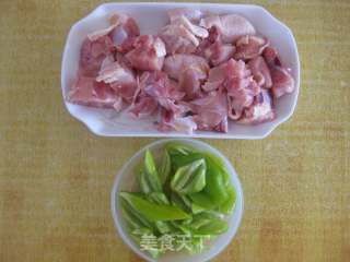 孜然辣椒炒鸡腿的做法步骤：2