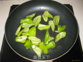 孜然辣椒炒鸡腿的做法步骤：7