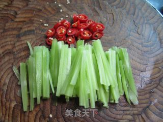 蚝油莴笋条的做法步骤：1