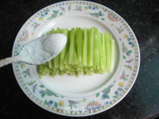 蚝油莴笋条的做法步骤：2